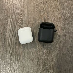 Apple AirPods 2nd Generation with Wireless Charging Case - White (CASE INCLUDED)